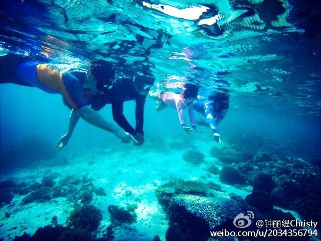 王鹤棣撞色立体分割机能皮衣：时尚新宠的潮流密码